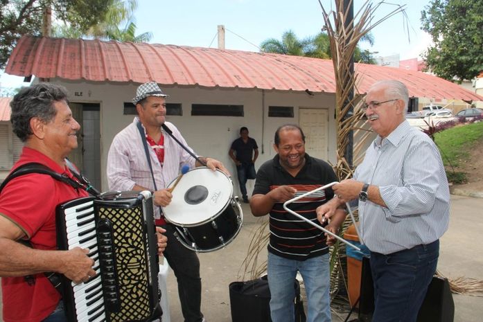 Rogério Teófilo participa de café da manhã com artesãos em clima de integração