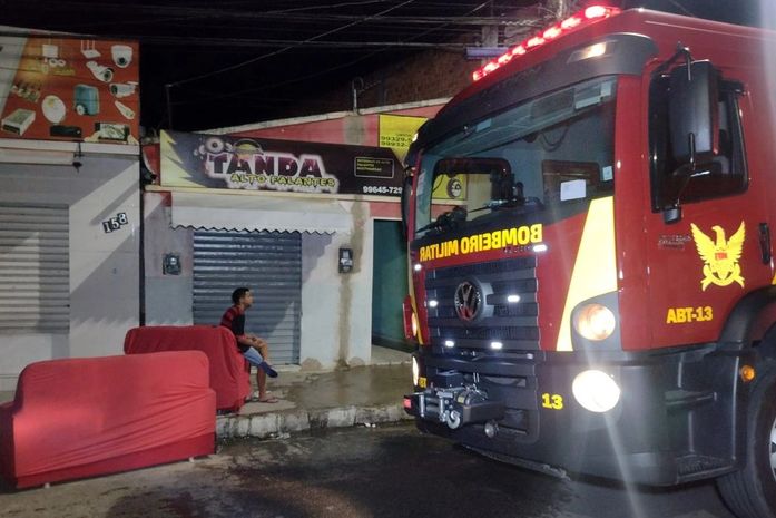 Geladeira pega fogo e deixa parte de casa destruída em Arapiraca