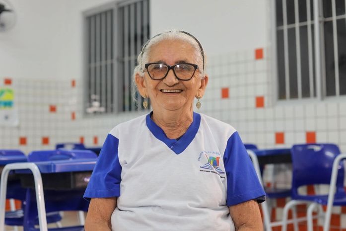 EJAI Maceió: aluna de 78 anos comemora ao escrever o nome pela primeira vez