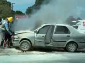 Carro com mulher grávida pega fogo e mobiliza Corpo de Bombeiros na parte alta de Maceió