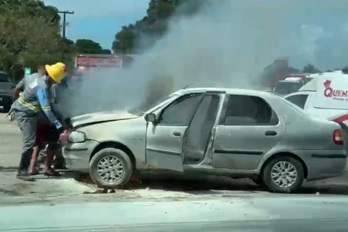 Carro com mulher grávida pega fogo e mobiliza Corpo de Bombeiros na parte alta de Maceió