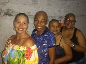 Mulheres raspam a cabeça para apoiar amiga com câncer em Maceió: “Raspamos porque a amamos”