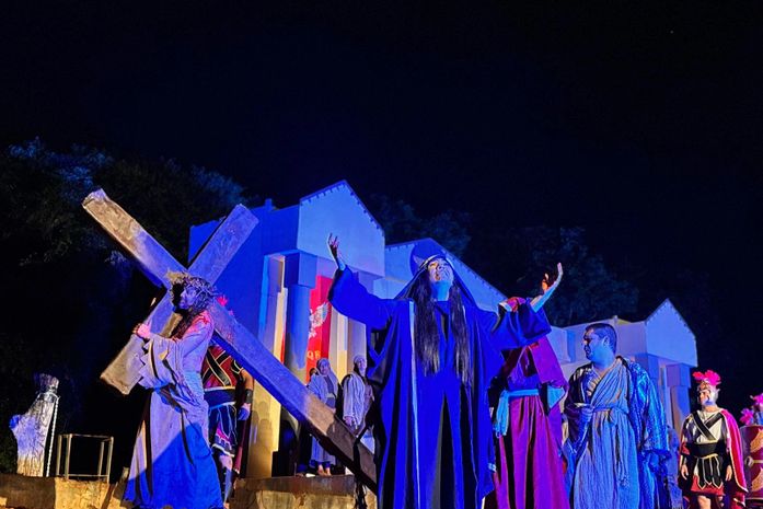 Paixão de Cristo de Arapiraca reúne centenas de pessoas e emociona público na primeira noite