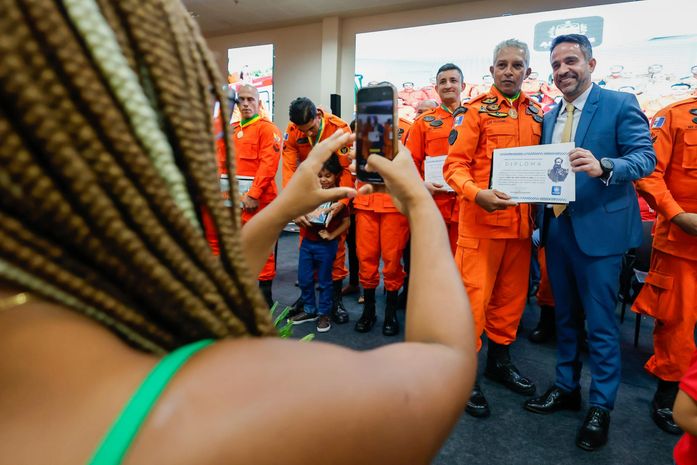 Paulo Dantas condecora missão humanitária de Alagoas no RS e reforça frota do Samu e Batalhão Ambiental