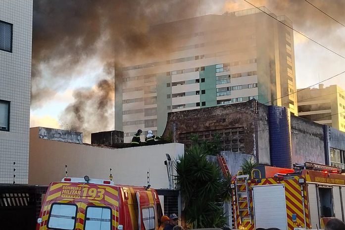 Incêndio em residência mobiliza Corpo de Bombeiros e assusta moradores em Mangabeiras; veja vídeos