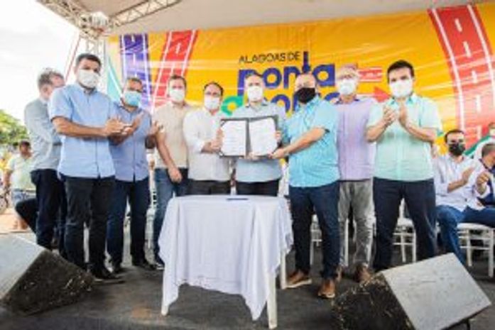 Prefeito Luciano e governador Renan assinam documento para obra sonhada há 40 anos nas comunidades de Bálsamo e Batingas, em Arapiraca