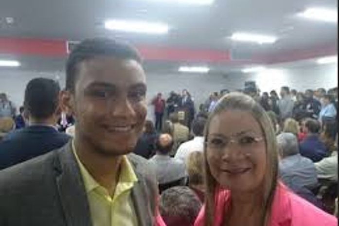 Alex comemora o resultado ao lado da prefeita Santana Mariano, a tia que está apoiando sua candidatura