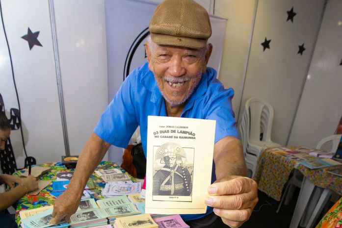 Jorge Calheiros é um mestre na arte do cordel e uma das trações da Bienal do Livro