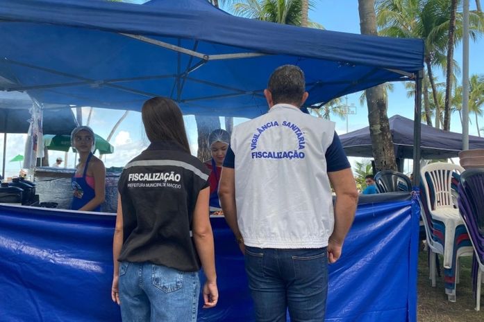 Ação educativa orienta comerciantes da Rua Aberta na orla de Maceió