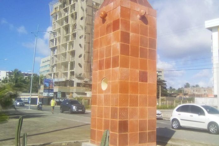 Escultura/monumento inusitado atrai atenção da população ,em praia de Cruz das Almas, Maceió,AL.