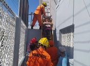 Vítima foi retirada do telhado após receber descarga elétrica.