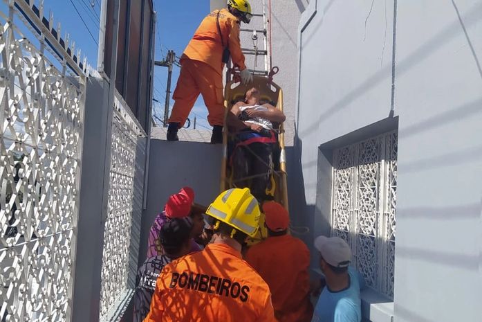Vítima foi retirada do telhado após receber descarga elétrica.