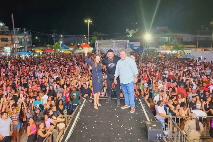Márcia Cunha e Henrique Vilela ladeados de uma das atrações musicais da noite de quinta-feira