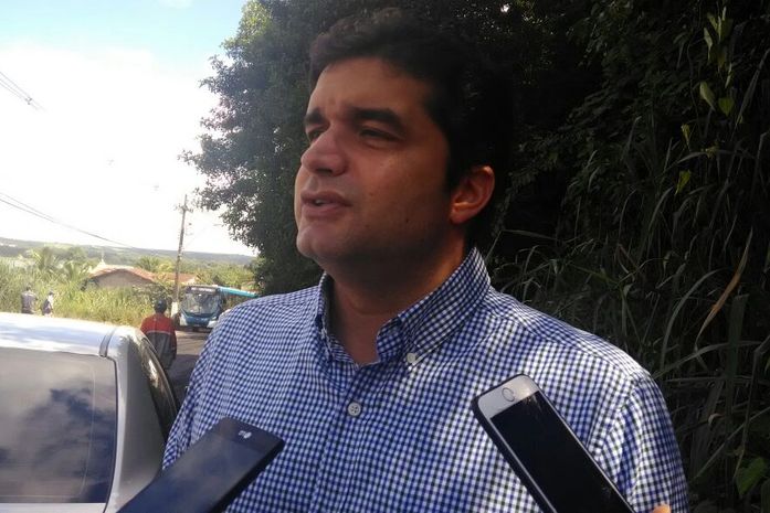 Prefeito Rui Palmeira durante o recapeamento