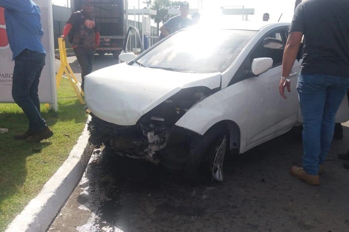 Capotamento de veículo atinge mulher em frente a shopping