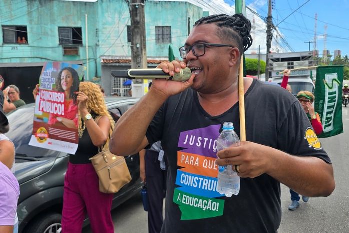 ‘Queremos reajuste do tamanho da roda gigante’: servidores da educação realizam ato em Maceió