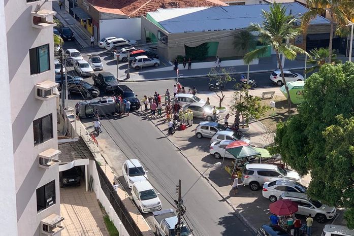 Capotamento deixa três pessoas feridas na Ponta Verde