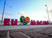 Totem “Eu Amo Maceió” está nas cores do Maceió Rosa.