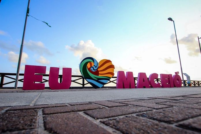 Totem “Eu Amo Maceió” está nas cores do Maceió Rosa.