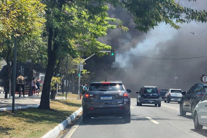 Funcionários do Hospital Veredas realizam ato contra salários atrasados na Av. Fernandes Lima