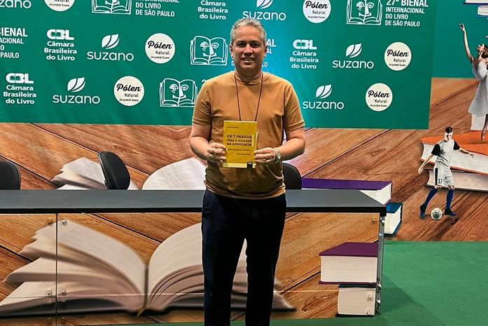 Escritor arapiraquense participa de Bienal do Livro com obra sobre advocacia