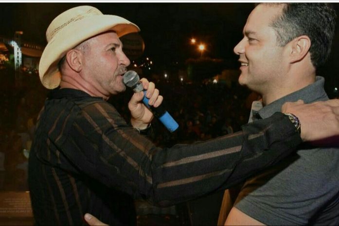 Geraldo recebe governador Renan, que não se intimidou de cantar seu sucesso