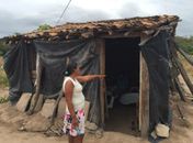 Moradores da zona rural vivem em casa de taipa coberta com lona em São José da Tapera