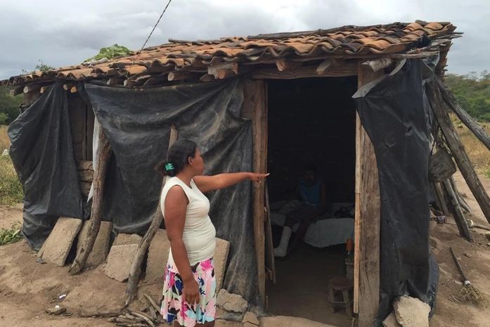 Moradores da zona rural vivem em casa de taipa coberta com lona em São José da Tapera