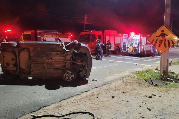 Carro colide com poste e deixa dois mortos e dois feridos, na AL-101 norte