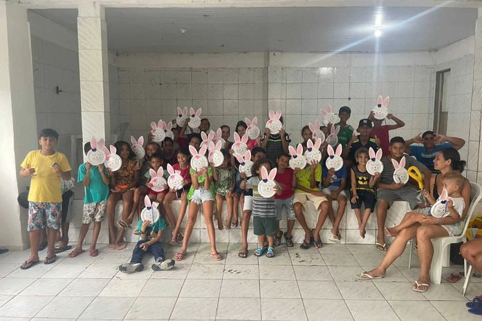 Prefeitura de Maceió realiza oficina de Páscoa com materiais recicláveis em Cruz das Almas