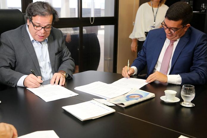 Tutmés Airan e Carlos Eduardo assinam convênio para implantação de Cejusc.
