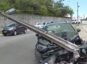 Carro colide com poste após motorista perder o controle no Farol