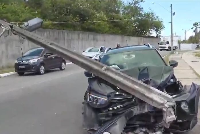 Carro colide com poste após motorista perder o controle no Farol