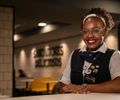 Com 62% de colaboradores com menos de 24 anos, rede de restaurantes reforça compromisso com emprego jovem

