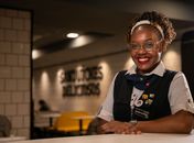 Com 62% de colaboradores com menos de 24 anos, rede de restaurantes reforça compromisso com emprego jovem

