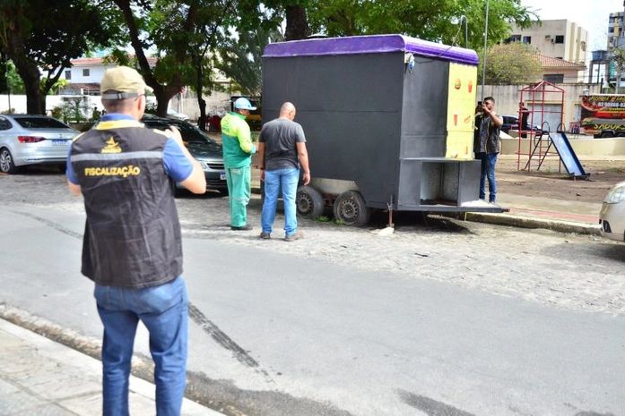 Convívio Social realiza remoção de food truck abandonado em área pública