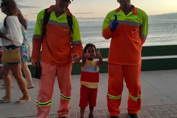 Para infância do menino" lixeiros" são heróis que cuidam da limpeza da cidade.