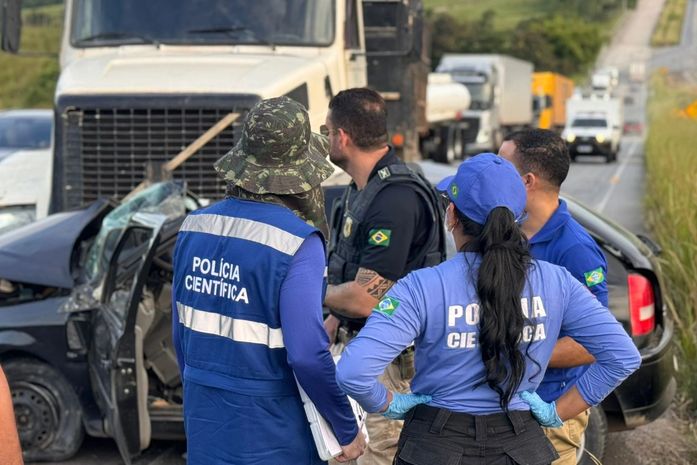 Condutor de carro de passeio morre após perder controle de veículo e colidir com carreta na BR-101, em Pilar