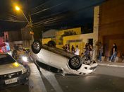 Carro capota ao colidir com outro estacionado na Cambona