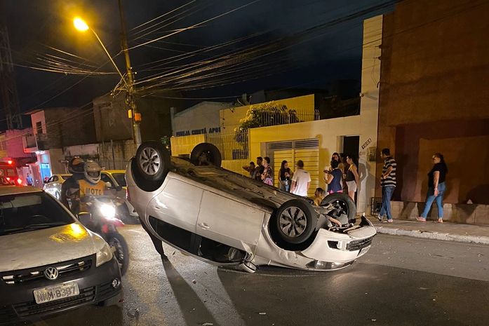 Carro capota ao colidir com outro estacionado na Cambona