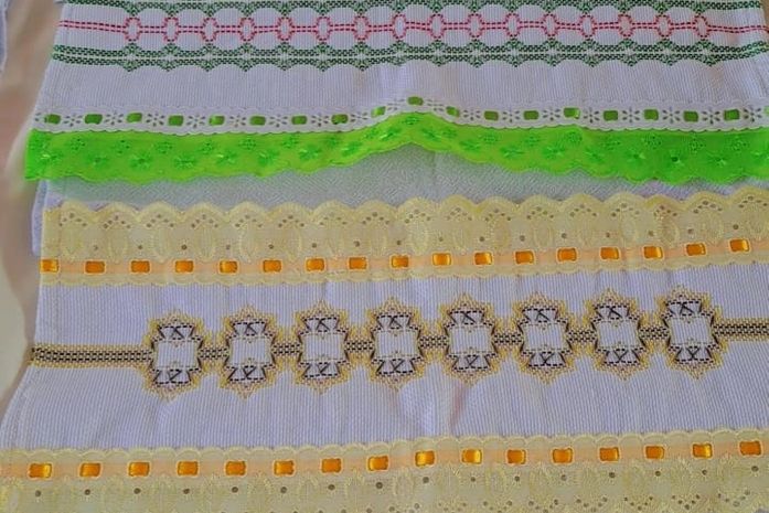 Com técnica, agulha e linha, a artesã quilombola de Abobreiras, borda delicadezas, a mão. Que bonito!