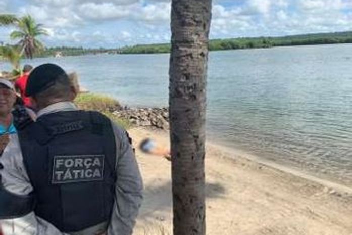 Mulher foi encontrada à beira da lagoa