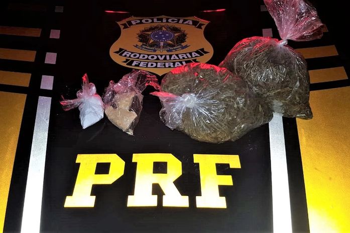 Durante abordagem, PRF apreende drogas e prende trio na BR 101 em Alagoas