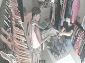 Vídeo: Homem amarra funcionária e assalta loja de roupas em Maceió; loja de cosméticos também denuncia ter sido roubada pelo mesmo suspeito 