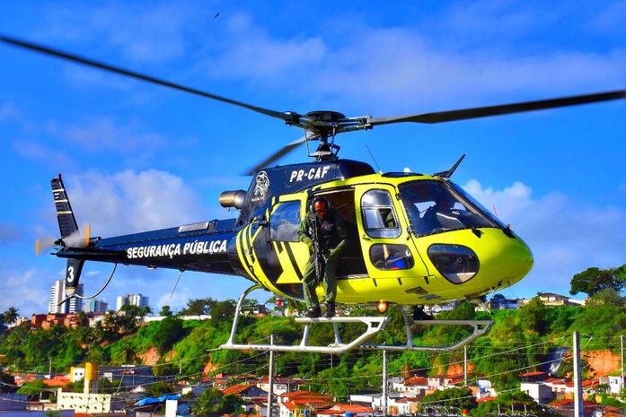 Helicóptero da PM faz buscas em Palmeira para localizar sequestrador de adolescente