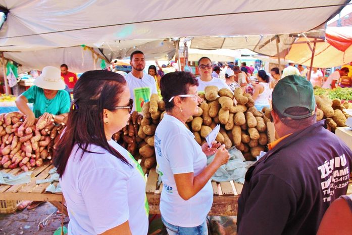Campanha de combate ao trabalho infantil sensibiliza comerciantes na feira livre em Pão de Açúcar