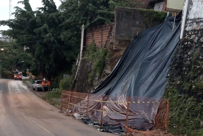 Após deslizamento de terra, rua no Ouro Preto é liberada para trânsito de veículos