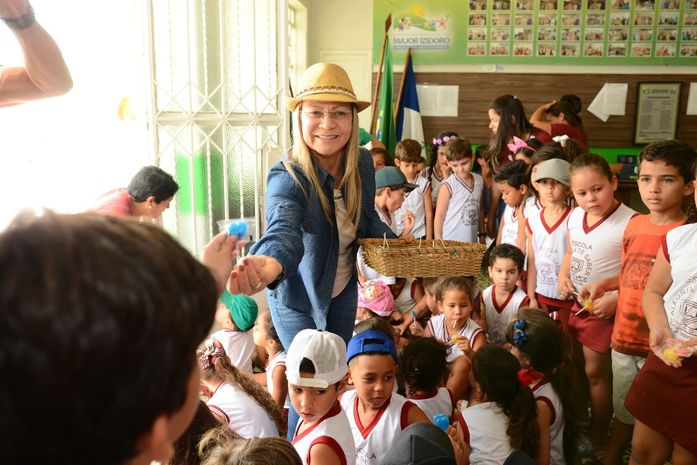Alunos da Escola Alegria do saber fazem visita a prefeita Santana Mariano