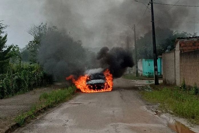 Bombeiros são acionados para combater fogo em veículo em São José da Laje