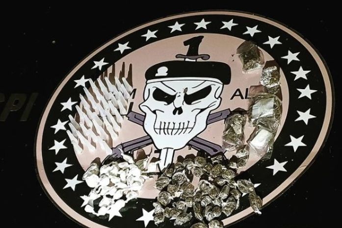 Em festa clandestina no litoral Sul, polícia flagra presença de menores, venda e consumo de drogas